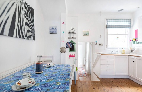 Hammersmith Apartment | WINSLOW ROAD, Hammersmith - Quaint 1 bedroom apartment with private rear garden