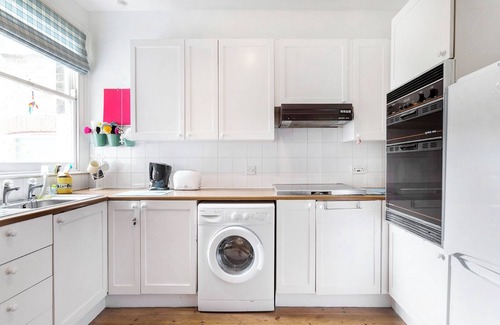 Hammersmith Apartment | WINSLOW ROAD, Hammersmith - Quaint 1 bedroom apartment with private rear garden