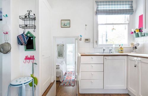 Hammersmith Apartment | WINSLOW ROAD, Hammersmith - Quaint 1 bedroom apartment with private rear garden