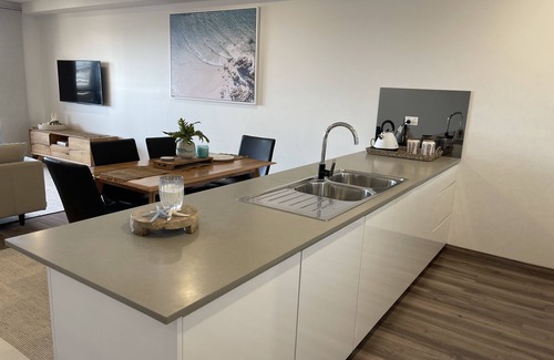 Gerringong Apartment | WINTER DEAL 3 NIGHTS PAY FOR 2 - Luxe stay with beach, cafes, gyms, bars and pub