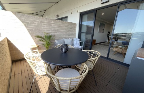 Gerringong Apartment | WINTER DEAL 3 NIGHTS PAY FOR 2 - Luxe stay with beach, cafes, gyms, bars and pub