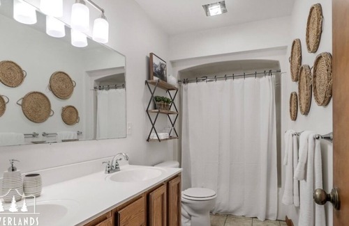 Newaygo Cabin | Winter Getaway! Hot tub, fishing, hiking, cozy