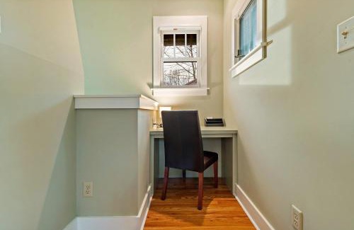 Cheshire House | Winterberry Cottage Treetop Balcony and 5 Min to Downtown Black Mtn!