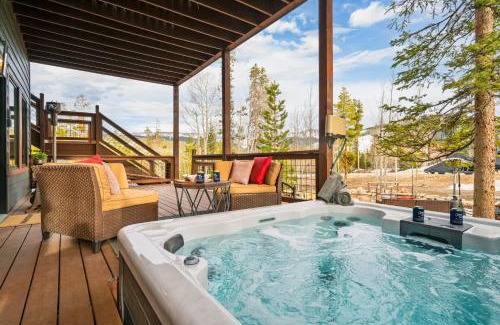 Elk Court Cabins House | Winterhaven Estate by AvantStay Sleeps 19 Guests Mountain Compound w Views Firepit Hot Tub