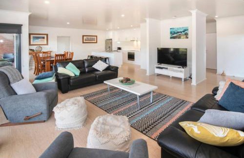 Wilyabrup Ski Chalet | Wirraway Luxury Chalet | Lake Views | Private Gardens