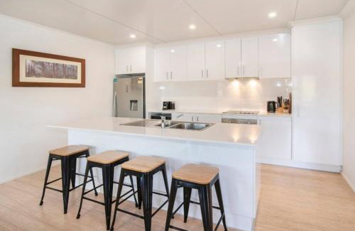 Wilyabrup Ski Chalet | Wirraway Luxury Chalet | Lake Views | Private Gardens