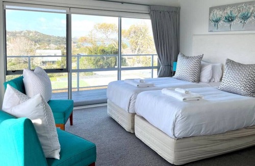 Oneroa House | With a bonus late check-out of 11am