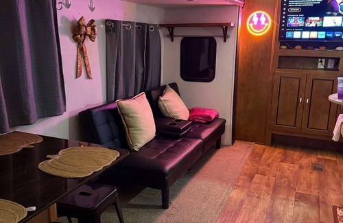 Paluxy House | With the Hollidays around the corner I have this cozy RV that sleeps 6 people.
