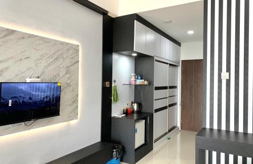 Lubuk Baja Apartment | Wiwi Formosa Residence Nagoya with Balcony-Spacious-Netflix
