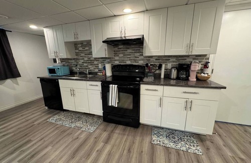 Edmonton Apartment | WJ - 2BR Basement suite w/Fully Fenced Yard