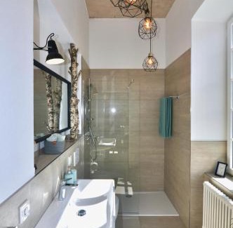 Baustert Apartment | Wohnen im Klassenzimmer einer Alten Schule