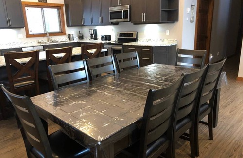 Valemount House | Wolf Den Cabin Rental - Dog Friendly!