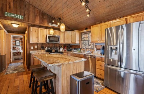 Wolf Laurel Cabin | Wolf Laurel Cabin near Big Bald. Long Range Views. Hike the Appalachian Trail.