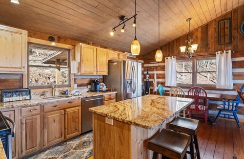 Wolf Laurel Cabin | Wolf Laurel Cabin near Big Bald. Long Range Views. Hike the Appalachian Trail.
