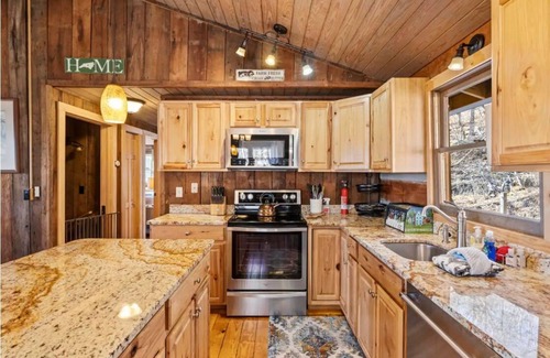 Wolf Laurel Cabin | Wolf Laurel Cabin near Big Bald. Long Range Views. Hike the Appalachian Trail.