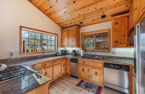 Truckee Cabin | Wolf's Lair by Avantstay Swiss Chalet w/Private Hot Tub & Access to Northstar Resort Community
