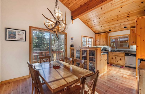 Truckee Cabin | Wolf's Lair by Avantstay Swiss Chalet w/Private Hot Tub & Access to Northstar Resort Community