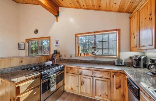 Truckee Cabin | Wolf's Lair by Avantstay Swiss Chalet w/Private Hot Tub & Access to Northstar Resort Community