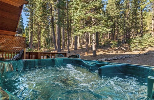 Truckee Cabin | Wolf's Lair by Avantstay Swiss Chalet w/Private Hot Tub & Access to Northstar Resort Community