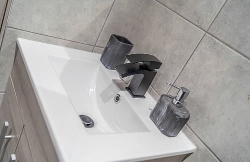 Wolverhampton Apartment | Wolverhampton Spacious Studio Apartment- Central Loc & near local attractions