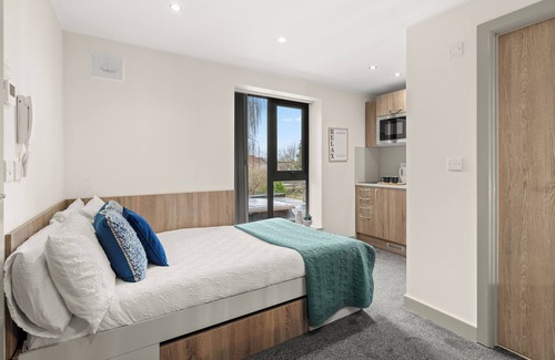Wolverhampton Apartment | Wolverhampton Spacious Studio Apartment- Central Loc & near local attractions