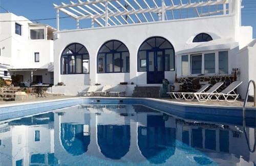 Finikia Hotel | Wonderful 1BR Suite Near Oia Naval Museum