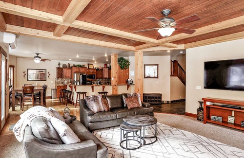 McCall House | Wonderful 5 bdrm cabin on 1acre wooded lot with stream