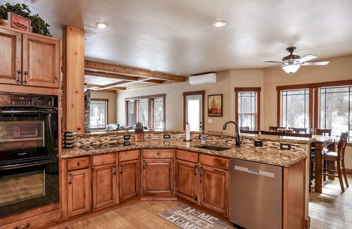 McCall House | Wonderful 5 bdrm cabin on 1acre wooded lot with stream