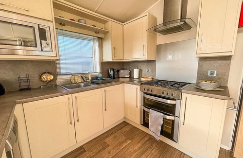 Great Yarmouth House | Wonderful 6 berth caravan for hire by a stunning Norfolk beach ref 19006SD
