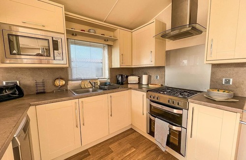 Great Yarmouth House | Wonderful 6 berth caravan for hire by a stunning Norfolk beach ref 19006SD