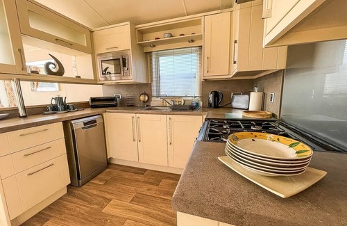 Great Yarmouth House | Wonderful 6 berth caravan for hire by a stunning Norfolk beach ref 19006SD