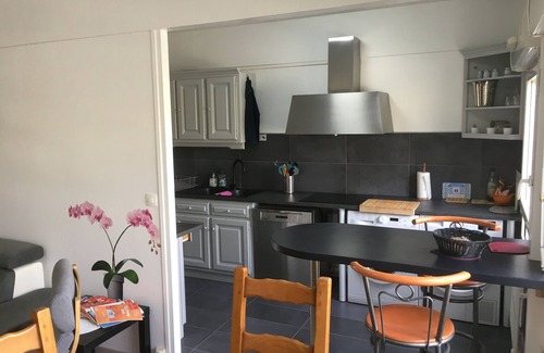 Saint-Remi Apartment | wonderful bright & comfortable flat. 4ch/2sdb-9pers + free parking 900m cathedral