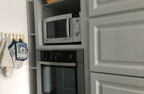 Saint-Remi Apartment | wonderful bright & comfortable flat. 4ch/2sdb-9pers + free parking 900m cathedral