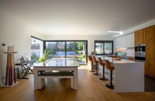 Caxias House | Wonderful home 3 mins from beach; 15 mins from Lisboa by train!