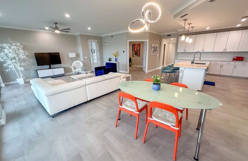 Naples Condo | Wonderful Lakeview Condo Minutes from Marco Island