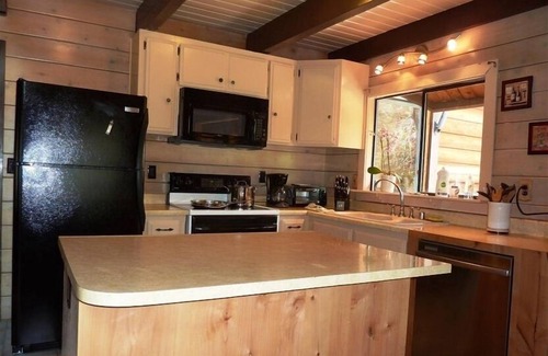 Truckee Cabin | Wonderful Mountain Cabin at a Great Price! Sleeps 9