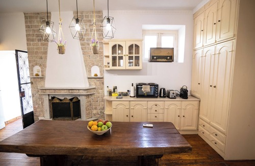 Thissio House | Wonderful Neoclassical with Acropolis view , free parking, fireplace & terrace!