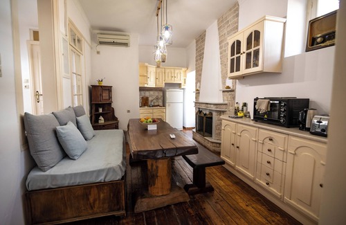Thissio House | Wonderful Neoclassical with Acropolis view , free parking, fireplace & terrace!