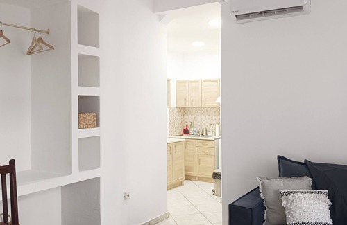 Thissio House | Wonderful Neoclassical with Acropolis view , free parking, fireplace & terrace!
