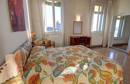 Dorsoduro Apartment | WONDERFUL-PANORAMIC-CANAL-VIEW 4pax Wi-Fi aircond