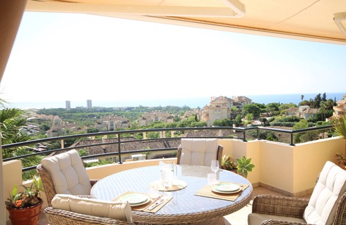 Elviria Apartment | Wonderful penthouse with amazing sea-and golf views in Marbella´s Elviria Hills