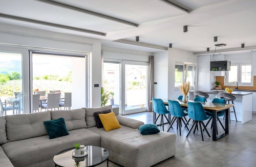 Donji Prolozac House | Wonderful private villa with A/C, private pool, WIFI, TV, terrace, panoramic view and parking