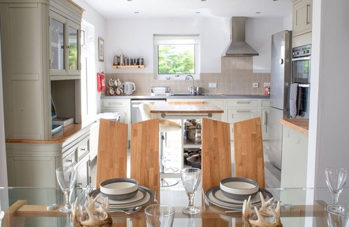 Dunvegan House | Wonderful private villa for 6 people with WIFI, TV, patio and parking