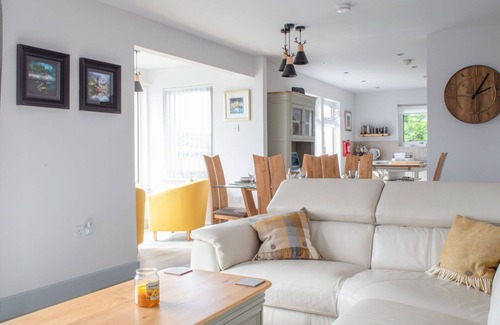 Dunvegan House | Wonderful private villa for 6 people with WIFI, TV, patio and parking