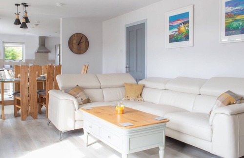 Dunvegan House | Wonderful private villa for 6 people with WIFI, TV, patio and parking