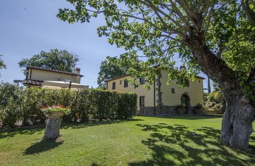 Terranuova Bracciolini Villa | Wonderful private villa with hot tub, A/C, private pool, WIFI, TV, pets allowed and panoramic view