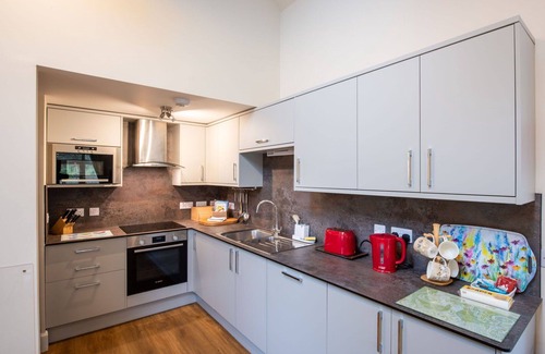 Corrimony House | Wonderful private villa for 6 guests with WIFI, TV, terrace, pets allowed and parking