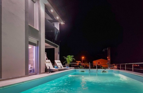 Prizna House | Wonderful private villa for 8 guests with private pool, WIFI, A/C, TV and terrace