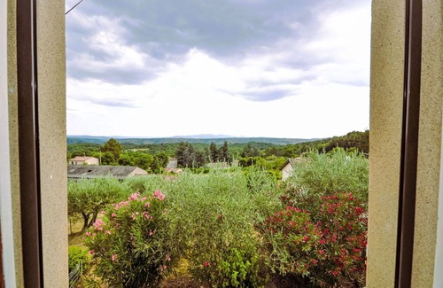 Montreal House | Wonderful private villa for 2 guests with TV, patio, pets allowed and panoramic view