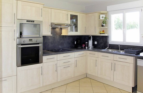 Surville House | Wonderful private villa for 6 guests with WIFI, TV, patio and pets allowed